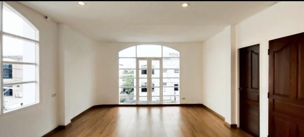 ขายทาวน์โฮมพระราม 9 เพชรบุรีตัดใหม่ RCA : 🏢 ทาวน์โฮมหลังมุม พระราม 9 ซอย 11 | 4 นอน 6 น้ำ พื้นที่ 320 ตร.ม. เหมาะทำ Office & Cloud Kitchen ราคา 12.5 MB 📞: 065-626-5636 (คุณกี้)