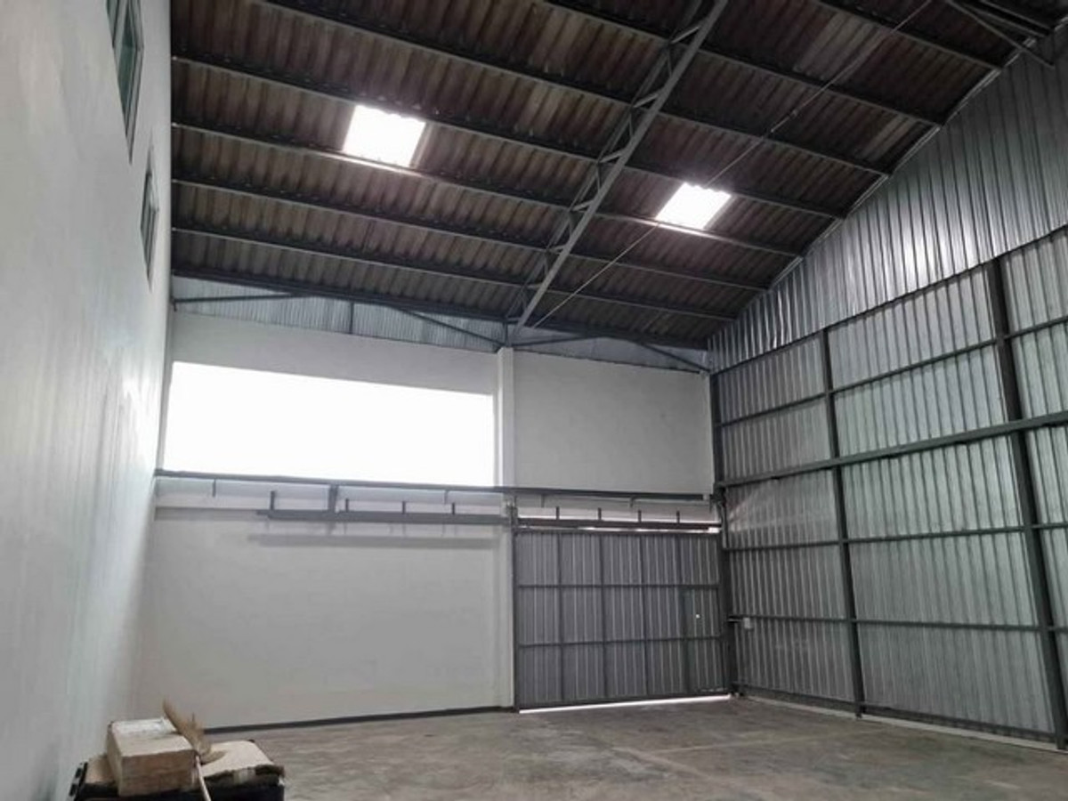 For RentOfficeRamkhamhaeng, Hua Mak : HR3285 Warehouse for rent, Ramkhamhaeng-Khlong Tan, 440 sq m., spacious office space. Convenient travel near the expressway and Airport Link.