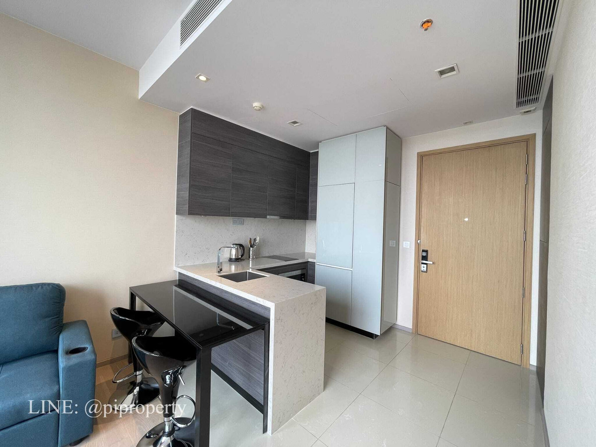 ให้เช่าคอนโดสุขุมวิท อโศก ทองหล่อ : ให้เช่าห้องชุด 1 ห้องนอน ตกแต่งครบครัน ที่ Esse Asoke ชั้นสูง หันหน้าไปทางทิศเหนือ อากาศเย็นสบาย ทำเลดีเยี่ยมในย่านอโศก ใกล้รถไฟฟ้า BTS และ MRT