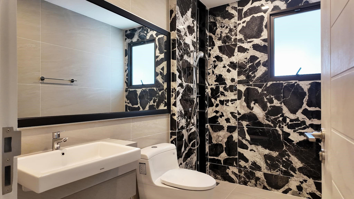 ขายบ้านปิ่นเกล้า จรัญสนิทวงศ์ : Grand Bangkok Boulevard Pinklao-Kanchana บ้านหลังมุมติดสวน ขนาดใหญ่ 620 ตร.ม. Please call: 082-894-4624