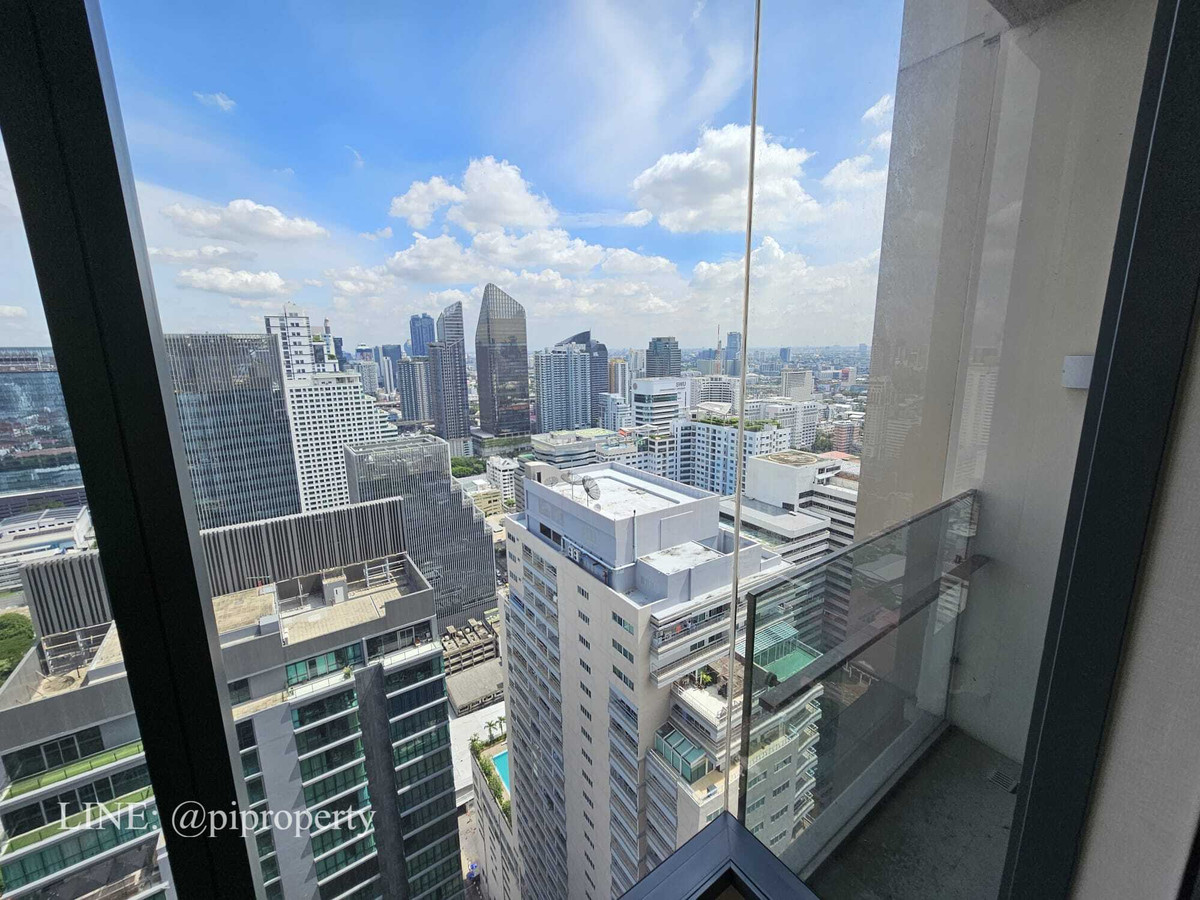 ให้เช่าคอนโดสุขุมวิท อโศก ทองหล่อ : ให้เช่าห้องชุด 1 ห้องนอน ตกแต่งครบครัน ที่ Esse Asoke ชั้นสูง หันหน้าไปทางทิศเหนือ อากาศเย็นสบาย ทำเลดีเยี่ยมในย่านอโศก ใกล้รถไฟฟ้า BTS และ MRT