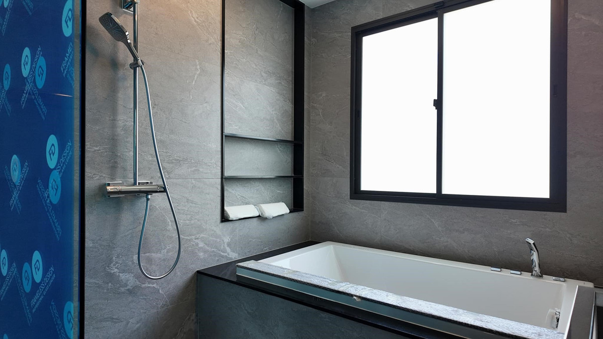 ขายบ้านปิ่นเกล้า จรัญสนิทวงศ์ : Grand Bangkok Boulevard Pinklao-Kanchana บ้านหลังมุมติดสวน ขนาดใหญ่ 620 ตร.ม. Please call: 082-894-4624