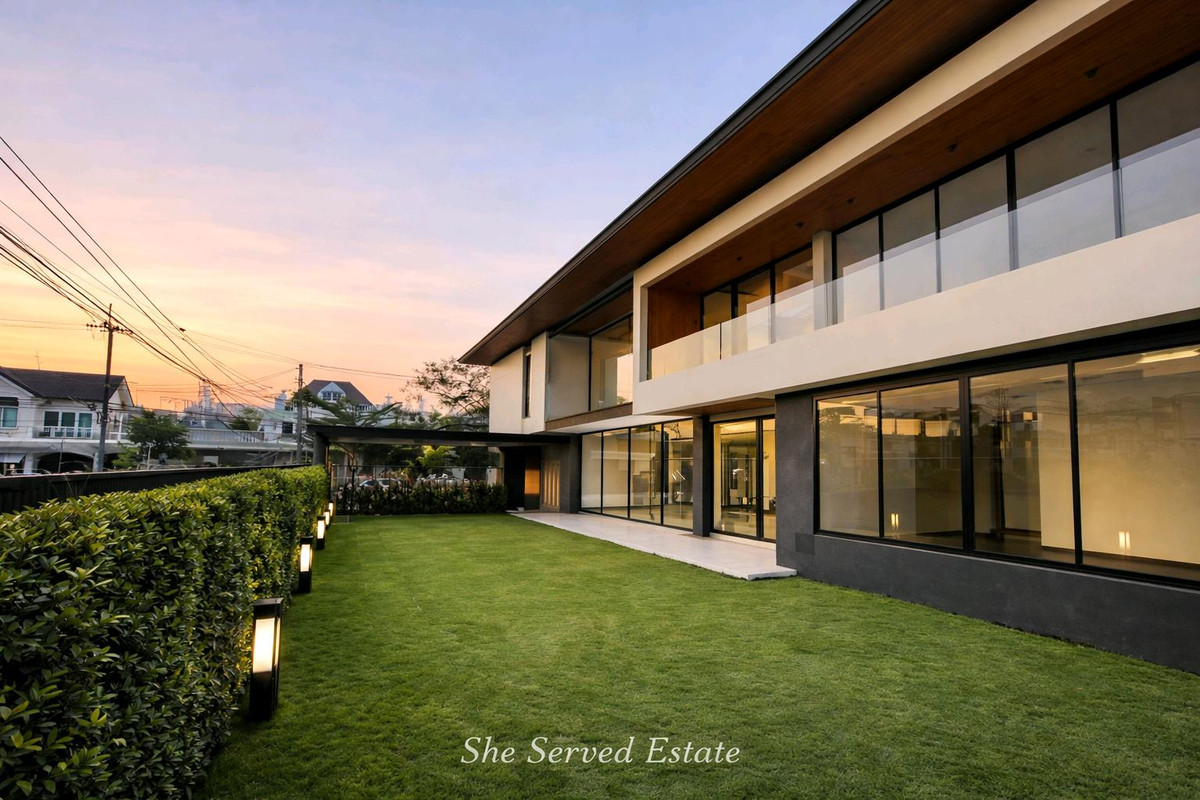 For RentHouseBangna, Bearing, Lasalle : ◈ Evergreen Bangna KM 5 ◈ Land 156 sq m • 610 sq m • 4 bedrooms • 5 bathrooms • 1 maid room • 3 parking spaces