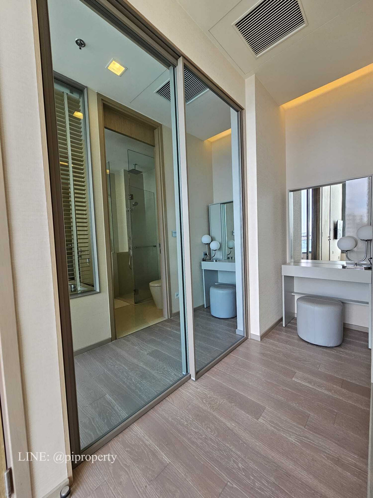 ให้เช่าคอนโดสุขุมวิท อโศก ทองหล่อ : ให้เช่าห้องชุด 1 ห้องนอน ตกแต่งครบครัน ที่ Esse Asoke ชั้นสูง หันหน้าไปทางทิศเหนือ อากาศเย็นสบาย ทำเลดีเยี่ยมในย่านอโศก ใกล้รถไฟฟ้า BTS และ MRT