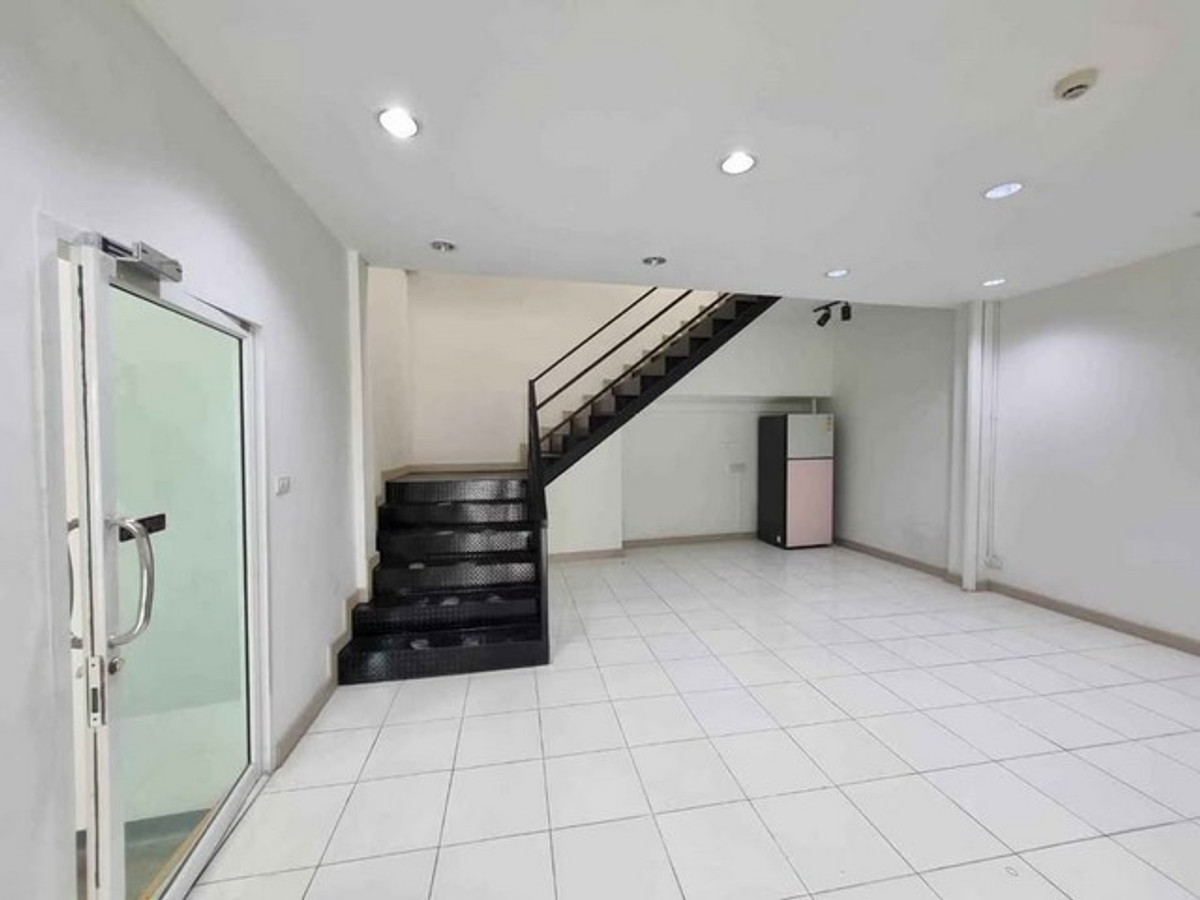 For RentOfficeRamkhamhaeng, Hua Mak : HR3285 Warehouse for rent, Ramkhamhaeng-Khlong Tan, 440 sq m., spacious office space. Convenient travel near the expressway and Airport Link.