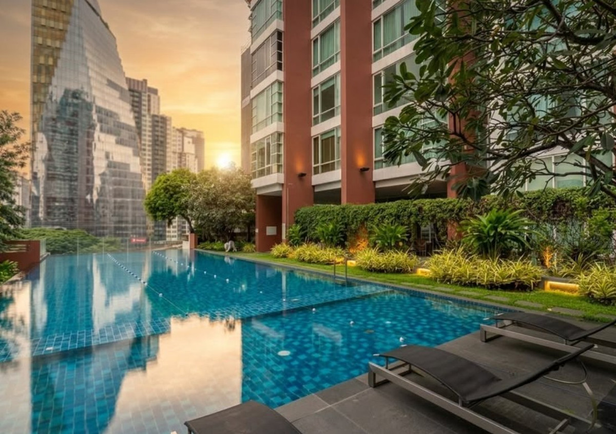 For RentCondoSukhumvit, Asoke, Thonglor : 🐶 Rare Pet-Friendly Luxury Condo on Sukhumvit Road! 96 sqm | 350m to BTS Ekkamai | High Privacy
