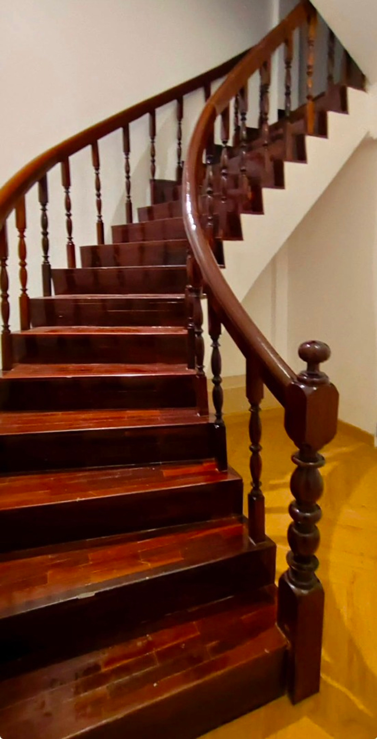 ขายทาวน์โฮมพระราม 9 เพชรบุรีตัดใหม่ RCA : 🏢 ทาวน์โฮมหลังมุม พระราม 9 ซอย 11 | 4 นอน 6 น้ำ พื้นที่ 320 ตร.ม. เหมาะทำ Office & Cloud Kitchen ราคา 12.5 MB 📞: 065-626-5636 (คุณกี้)