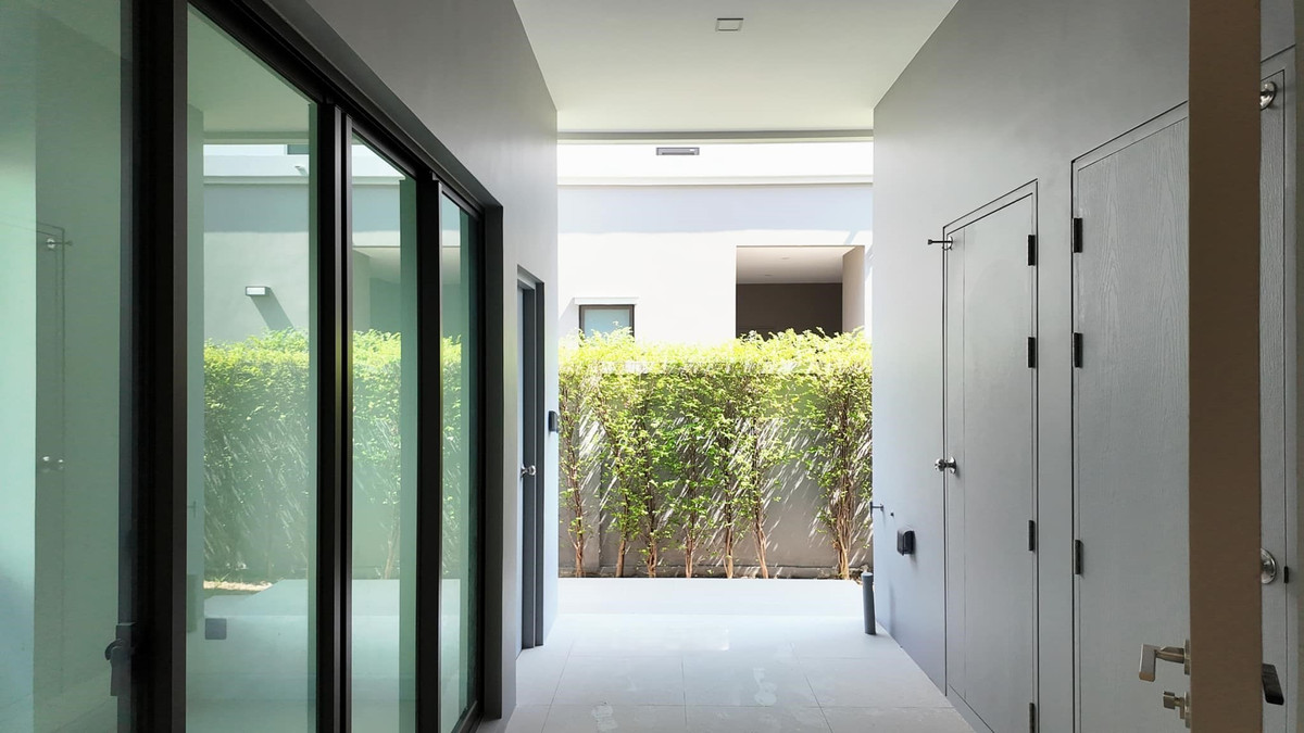 ขายบ้านปิ่นเกล้า จรัญสนิทวงศ์ : Grand Bangkok Boulevard Pinklao-Kanchana บ้านหลังมุมติดสวน ขนาดใหญ่ 620 ตร.ม. Please call: 082-894-4624