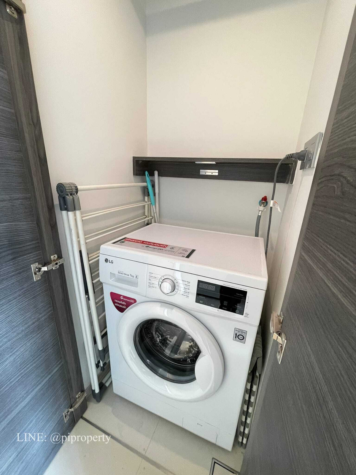 ให้เช่าคอนโดสุขุมวิท อโศก ทองหล่อ : ให้เช่าห้องชุด 1 ห้องนอน ตกแต่งครบครัน ที่ Esse Asoke ชั้นสูง หันหน้าไปทางทิศเหนือ อากาศเย็นสบาย ทำเลดีเยี่ยมในย่านอโศก ใกล้รถไฟฟ้า BTS และ MRT