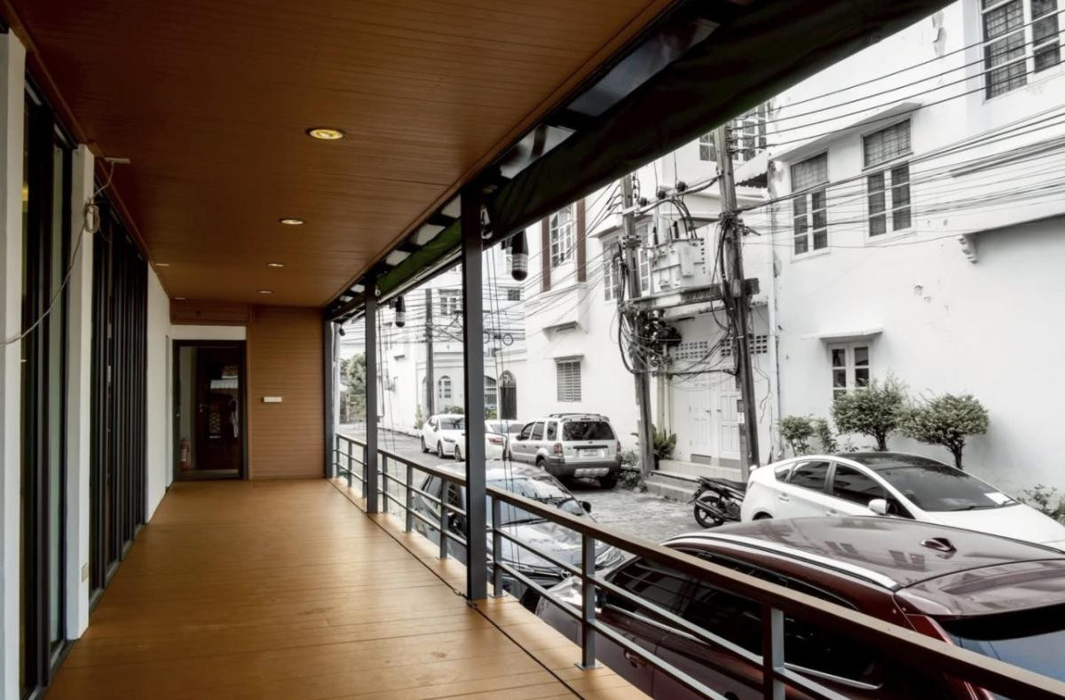 ขายทาวน์โฮมพระราม 9 เพชรบุรีตัดใหม่ RCA : 🏢 ทาวน์โฮมหลังมุม พระราม 9 ซอย 11 | 4 นอน 6 น้ำ พื้นที่ 320 ตร.ม. เหมาะทำ Office & Cloud Kitchen ราคา 12.5 MB 📞: 065-626-5636 (คุณกี้)