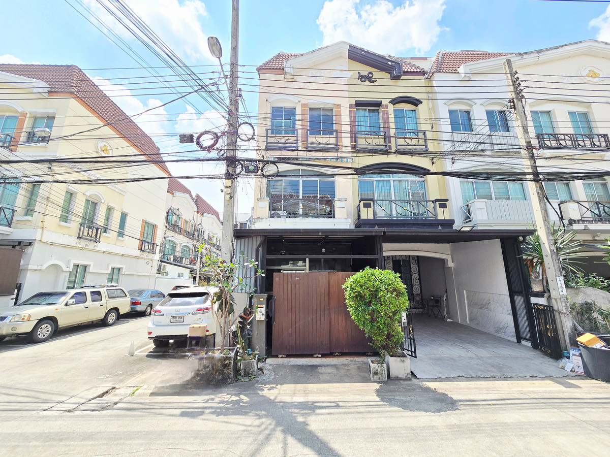 For SaleTownhomeRamkhamhaeng, Hua Mak : 🏡 Behind the corner of the beginning of the project, the main road is only 50 meters wide to Krungthep Kreetha 7 Road.