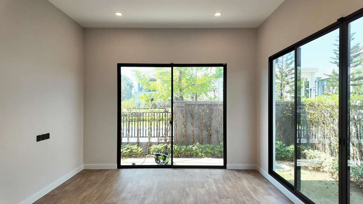 ขายบ้านปิ่นเกล้า จรัญสนิทวงศ์ : Grand Bangkok Boulevard Pinklao-Kanchana บ้านหลังมุมติดสวน ขนาดใหญ่ 620 ตร.ม. Please call: 082-894-4624