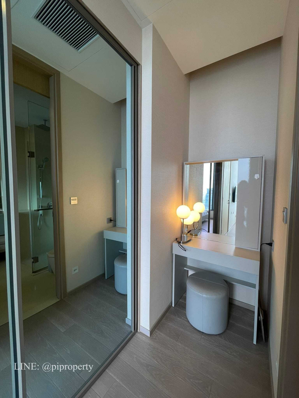 ให้เช่าคอนโดสุขุมวิท อโศก ทองหล่อ : ให้เช่าห้องชุด 1 ห้องนอน ตกแต่งครบครัน ที่ Esse Asoke ชั้นสูง หันหน้าไปทางทิศเหนือ อากาศเย็นสบาย ทำเลดีเยี่ยมในย่านอโศก ใกล้รถไฟฟ้า BTS และ MRT