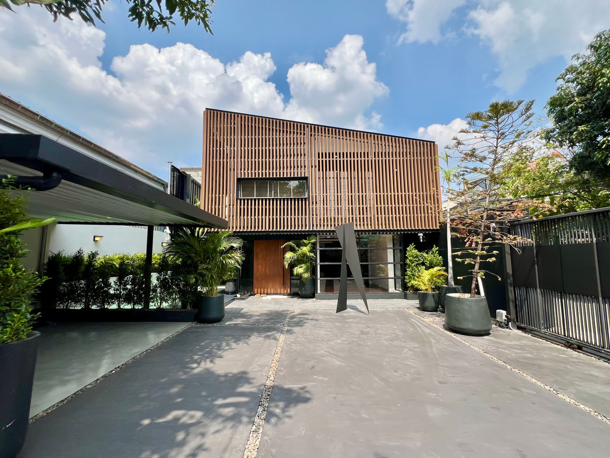 ขายบ้านพัฒนาการ ศรีนครินทร์ : For Saleขายบ้านเดี่ยว 7 ห้องอเนกประสงค์ + Master Bedroom Modern Loft Pool Villa ใจกลางสุขุมวิท 77 (อ่อนนุช 17) รีโนเวทใหม่ พร้อมสระว่ายน้ำ ใกล้ BTS อ่อนนุช