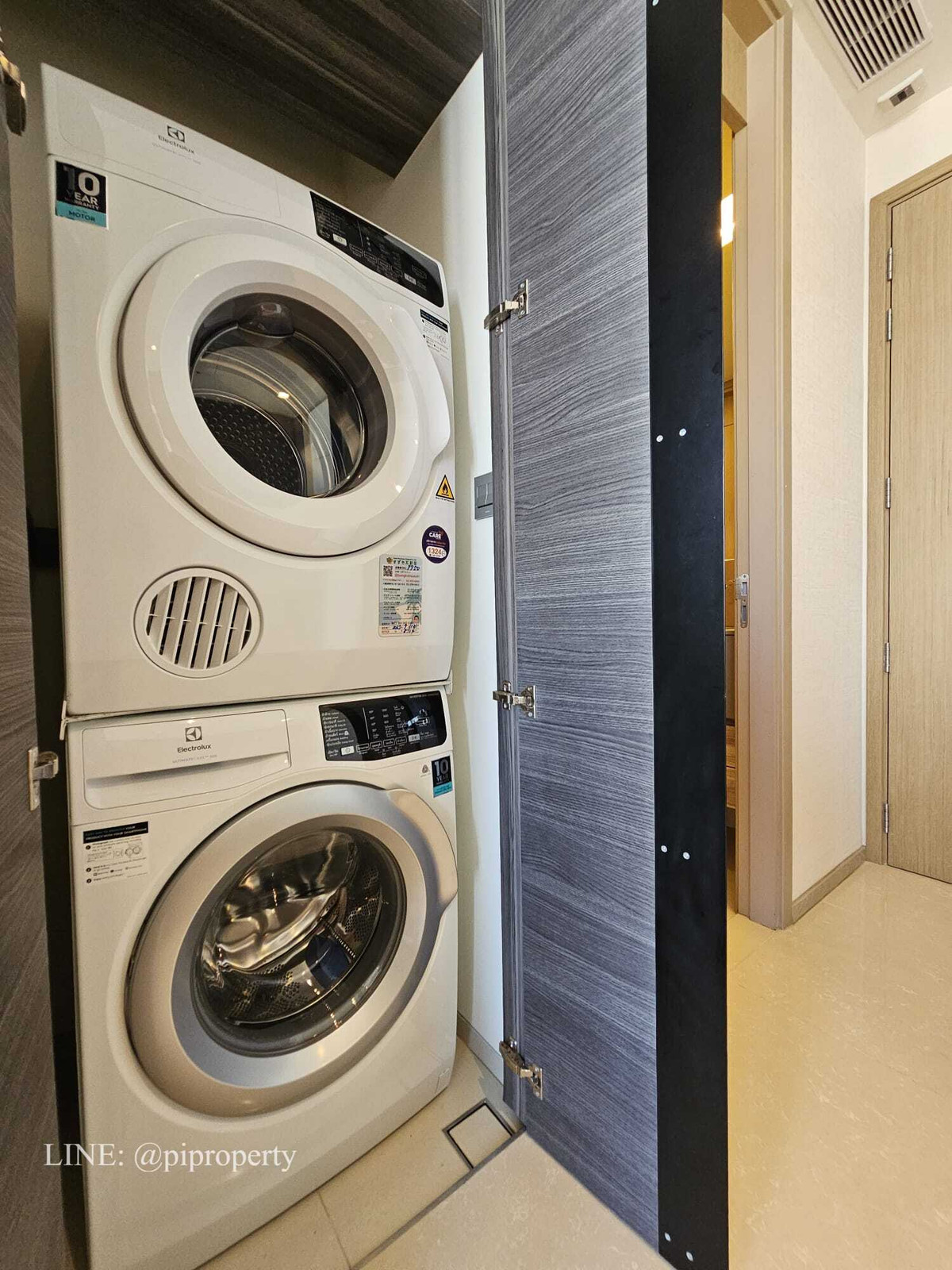 ให้เช่าคอนโดสุขุมวิท อโศก ทองหล่อ : ให้เช่าห้องชุด 2 ห้องนอน ตกแต่งครบครัน ในโครงการ Esee Asoke ทำเลดีเยี่ยมในย่านอโศก ใกล้รถไฟฟ้า BTS และ MRT