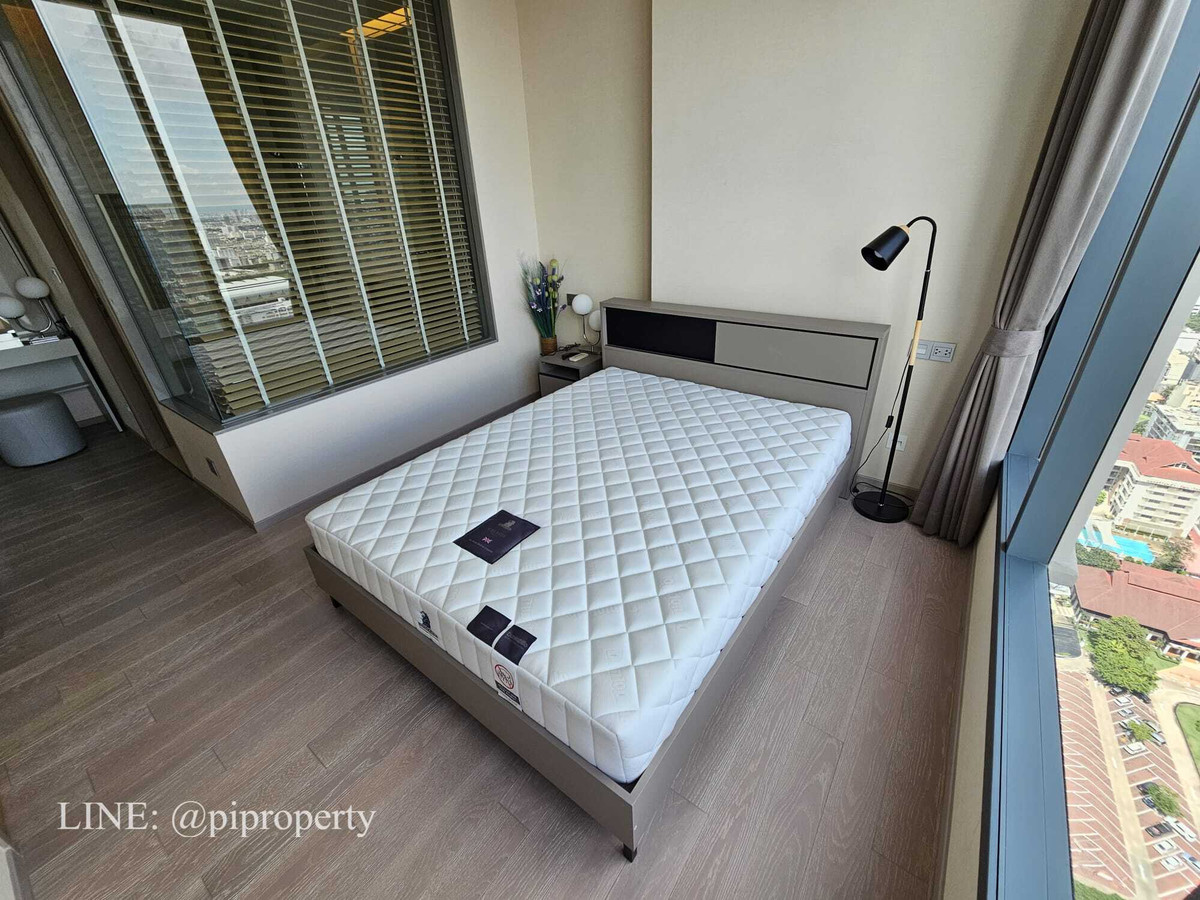 ให้เช่าคอนโดสุขุมวิท อโศก ทองหล่อ : ให้เช่าห้องชุด 1 ห้องนอน ตกแต่งครบครัน ที่ Esse Asoke ชั้นสูง หันหน้าไปทางทิศเหนือ อากาศเย็นสบาย ทำเลดีเยี่ยมในย่านอโศก ใกล้รถไฟฟ้า BTS และ MRT