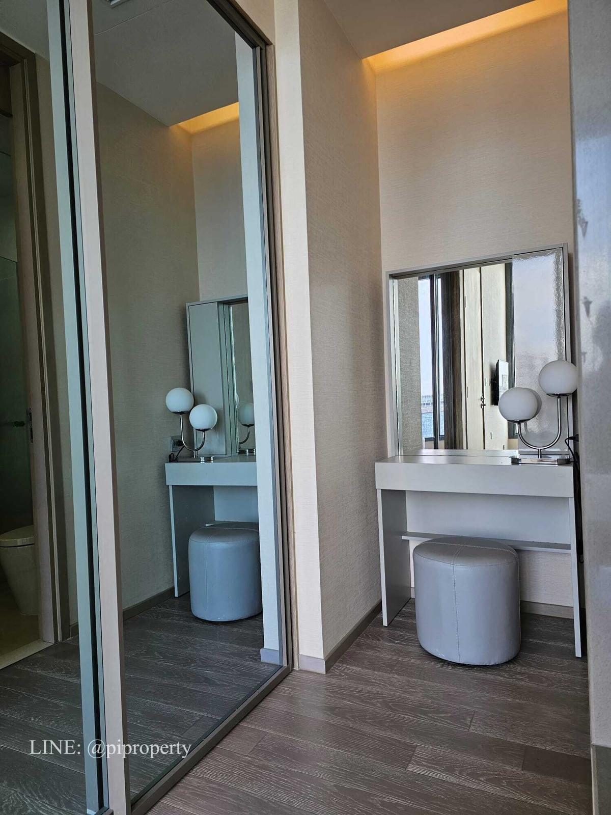 ให้เช่าคอนโดสุขุมวิท อโศก ทองหล่อ : ให้เช่าห้องชุด 1 ห้องนอน ตกแต่งครบครัน ที่ Esse Asoke ชั้นสูง หันหน้าไปทางทิศเหนือ อากาศเย็นสบาย ทำเลดีเยี่ยมในย่านอโศก ใกล้รถไฟฟ้า BTS และ MRT