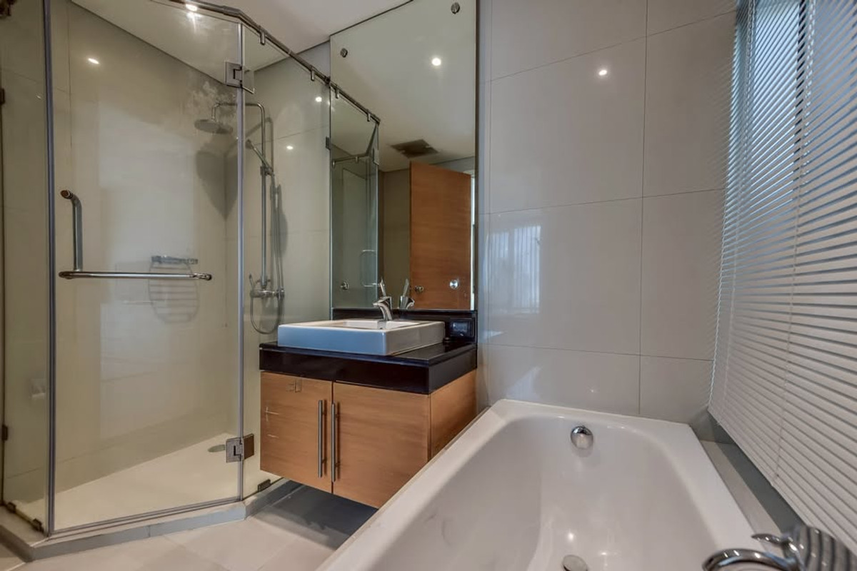 For RentCondoSukhumvit, Asoke, Thonglor : 🐶 Rare Pet-Friendly Luxury Condo on Sukhumvit Road! 96 sqm | 350m to BTS Ekkamai | High Privacy