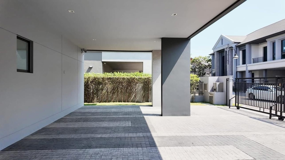 ขายบ้านปิ่นเกล้า จรัญสนิทวงศ์ : Grand Bangkok Boulevard Pinklao-Kanchana บ้านหลังมุมติดสวน ขนาดใหญ่ 620 ตร.ม. Please call: 082-894-4624