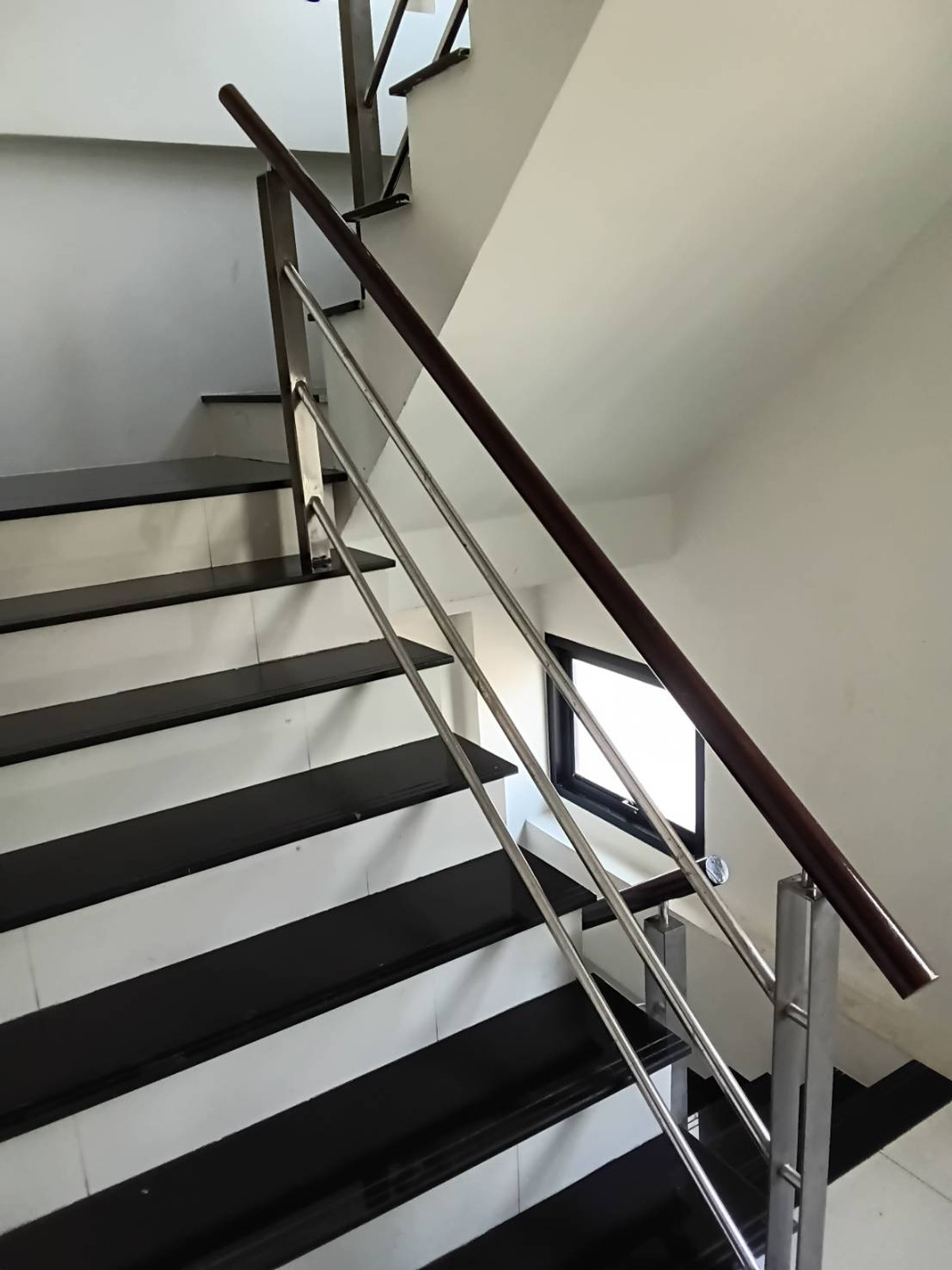 ให้เช่าโกดังราชเทวี พญาไท : Townhouse 5 floors x 40 sq.m. 中 日 Please add LINE ID @806qphgn o8415o5483