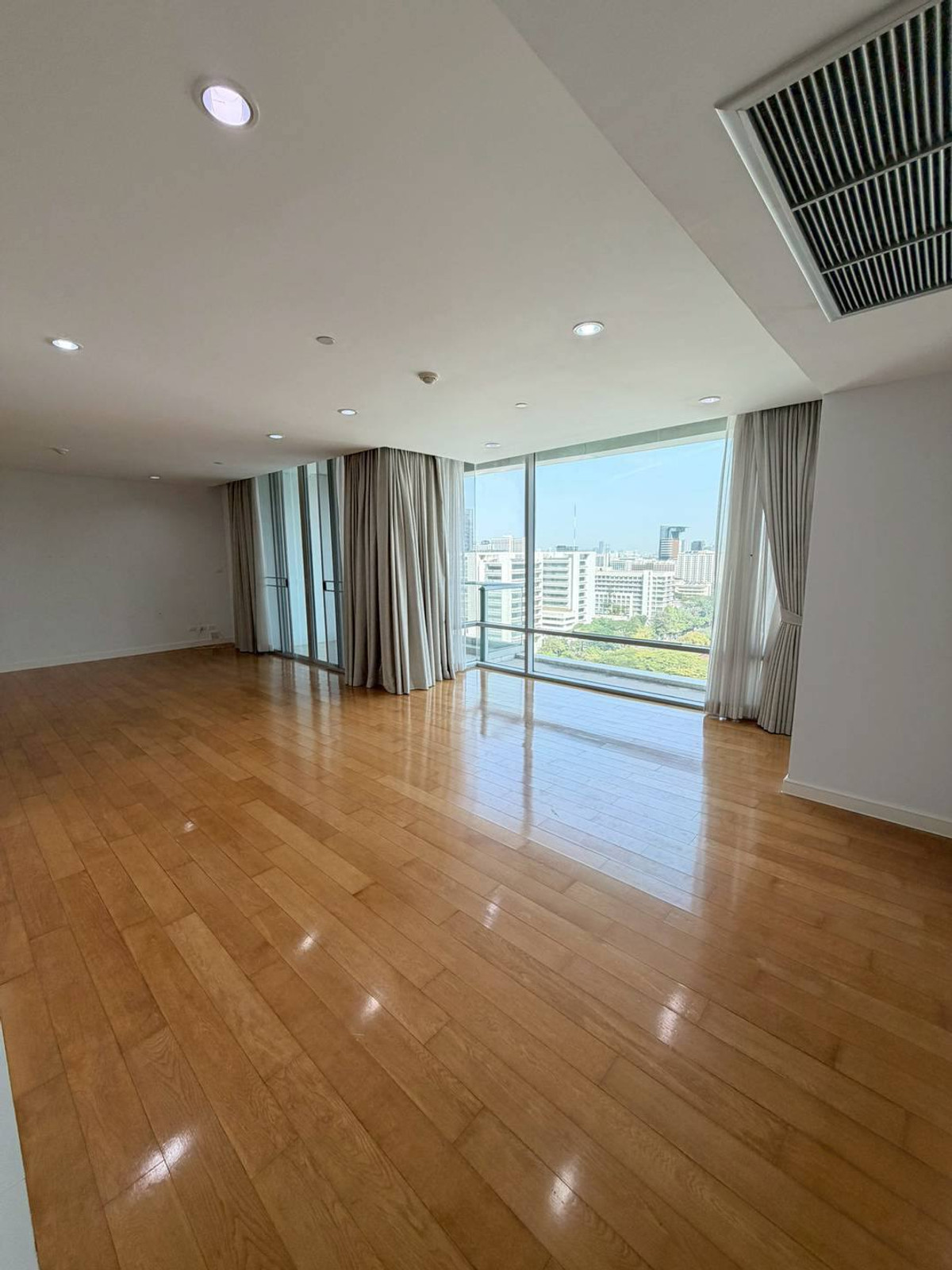 For RentCondoSiam Paragon ,Chulalongkorn,Samyan : Chamchuri Square Residence【𝐑𝐄𝐍𝐓】🔥A room with a sleek, luxurious design and a classic feel; every corner looks expensive!🔥 Contact Line ID: @hacondo