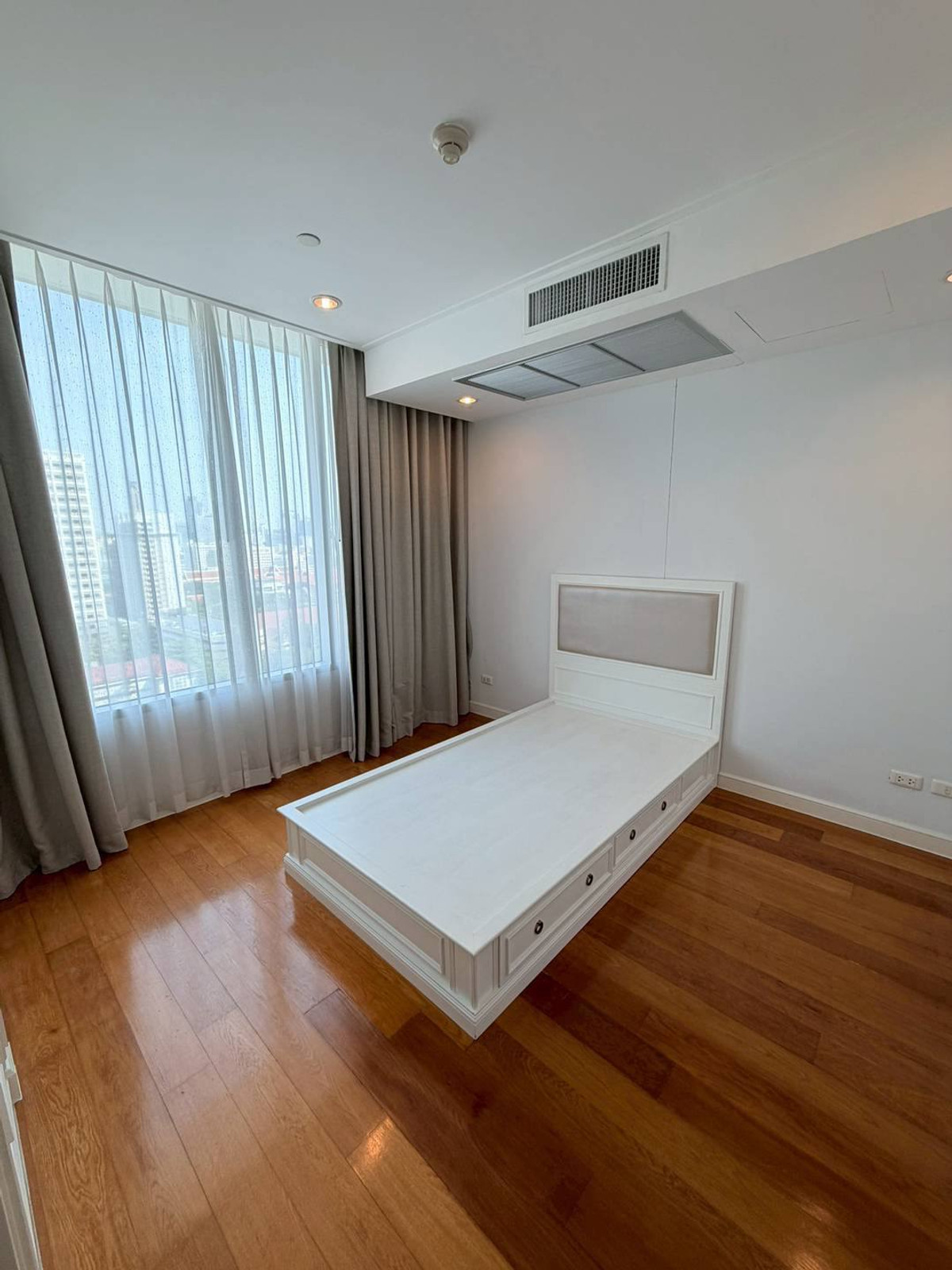 For RentCondoSiam Paragon ,Chulalongkorn,Samyan : Chamchuri Square Residence【𝐑𝐄𝐍𝐓】🔥A room with a sleek, luxurious design and a classic feel; every corner looks expensive!🔥 Contact Line ID: @hacondo