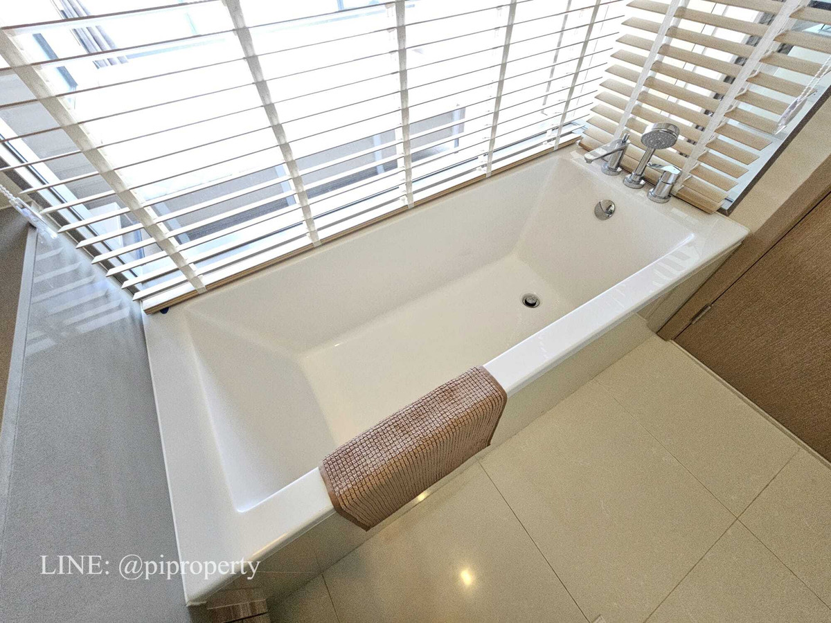 ให้เช่าคอนโดสุขุมวิท อโศก ทองหล่อ : ให้เช่าห้องชุด 1 ห้องนอน ตกแต่งครบครัน ที่ Esse Asoke ชั้นสูง หันหน้าไปทางทิศเหนือ อากาศเย็นสบาย ทำเลดีเยี่ยมในย่านอโศก ใกล้รถไฟฟ้า BTS และ MRT