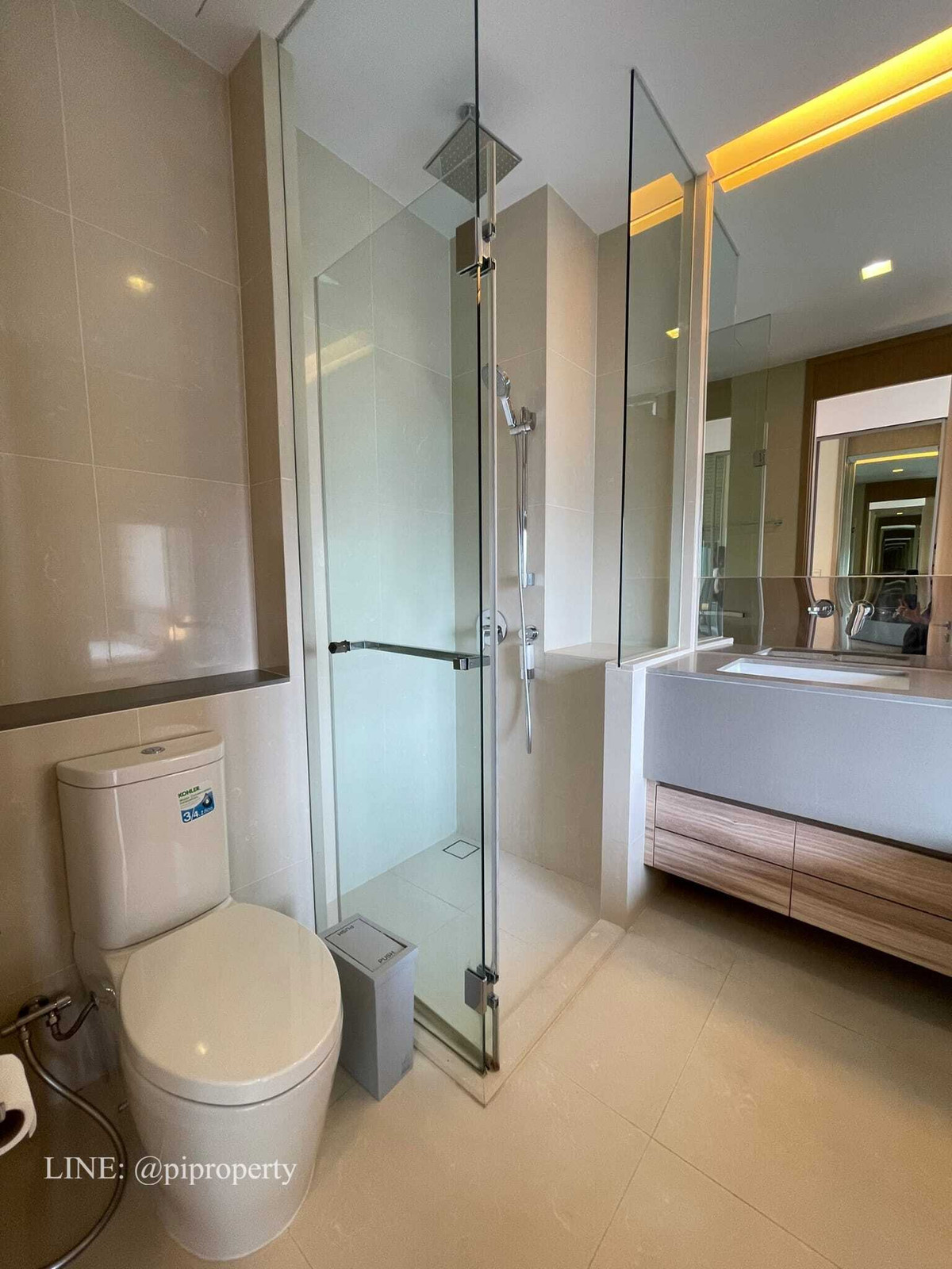 ให้เช่าคอนโดสุขุมวิท อโศก ทองหล่อ : ให้เช่าห้องชุด 1 ห้องนอน ตกแต่งครบครัน ที่ Esse Asoke ชั้นสูง หันหน้าไปทางทิศเหนือ อากาศเย็นสบาย ทำเลดีเยี่ยมในย่านอโศก ใกล้รถไฟฟ้า BTS และ MRT