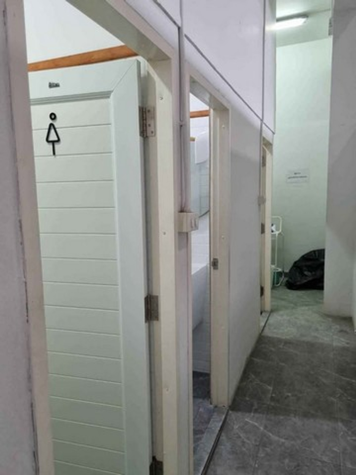 For RentOfficeRamkhamhaeng, Hua Mak : HR3285 Warehouse for rent, Ramkhamhaeng-Khlong Tan, 440 sq m., spacious office space. Convenient travel near the expressway and Airport Link.