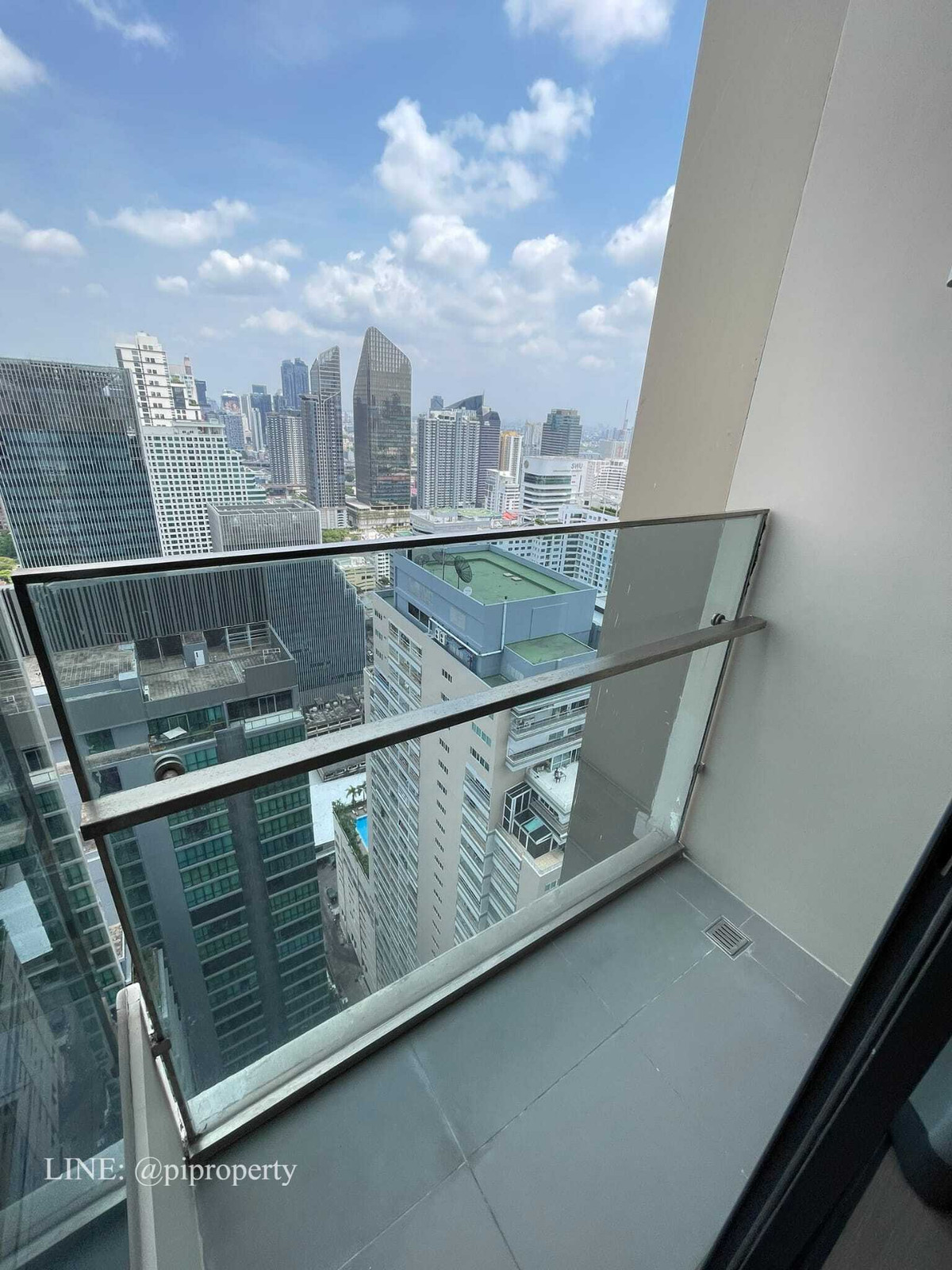 ให้เช่าคอนโดสุขุมวิท อโศก ทองหล่อ : ให้เช่าห้องชุด 1 ห้องนอน ตกแต่งครบครัน ที่ Esse Asoke ชั้นสูง หันหน้าไปทางทิศเหนือ อากาศเย็นสบาย ทำเลดีเยี่ยมในย่านอโศก ใกล้รถไฟฟ้า BTS และ MRT