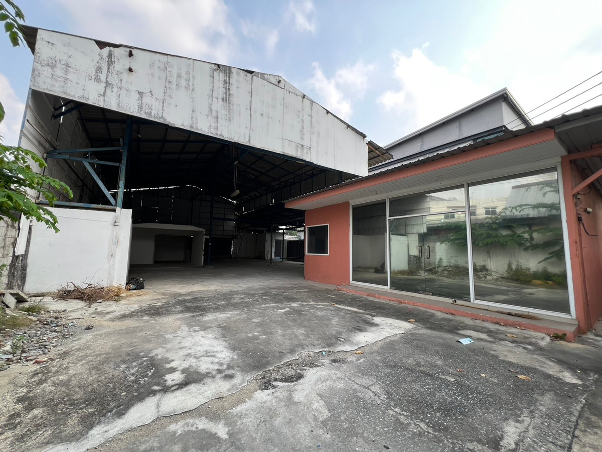 ที่ดินโชคชัย4 ลาดพร้าว71 : ให้เช่า/ขาย  โกดังพร้อมออฟฟิศ 103 ตร.ว.  พื้นที่นี้เป็นย่านที่ยอดนิยม  เดินทางเชื่อมต่อหลายถนนหลักได้สะดวก