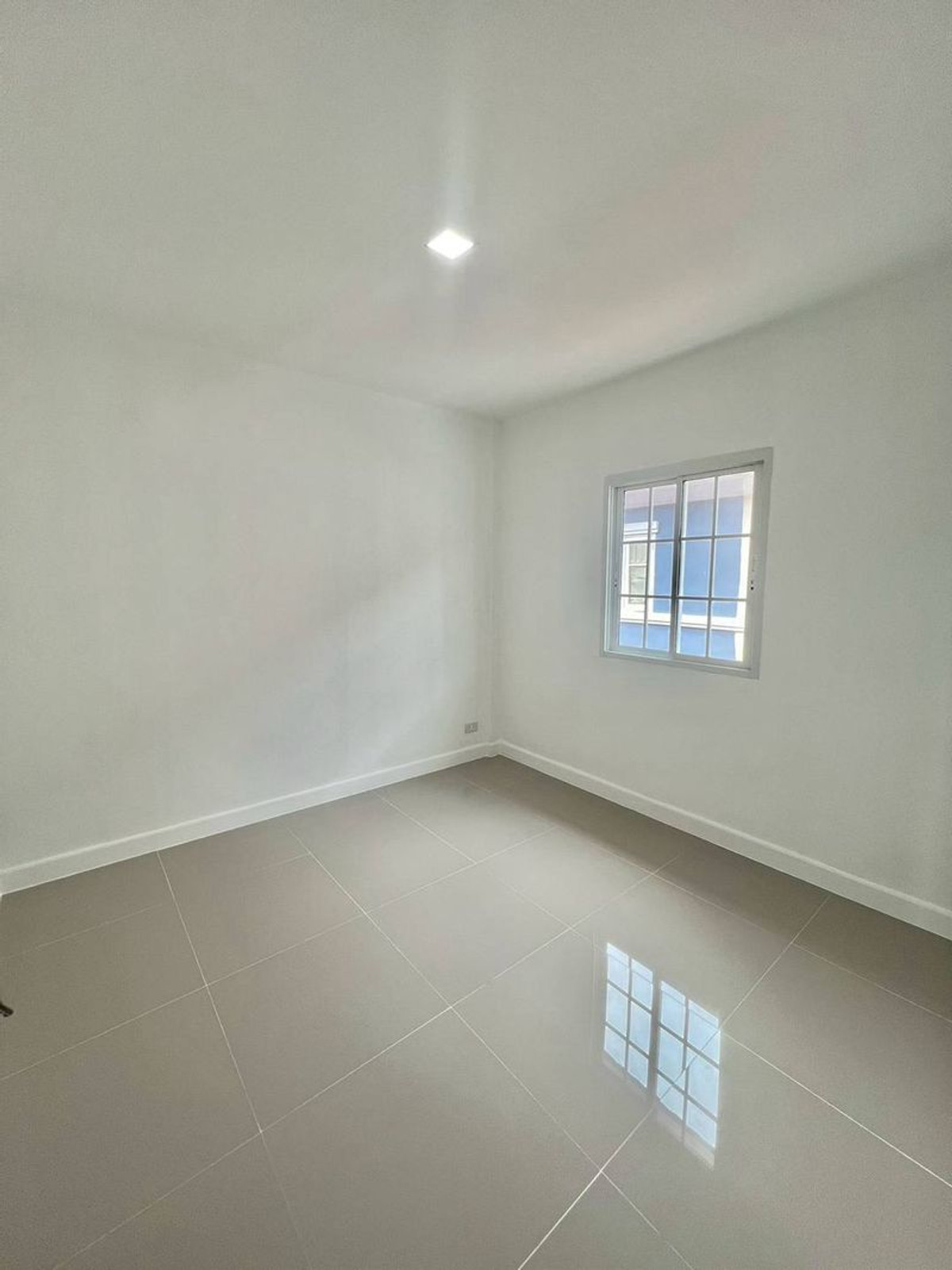 For SaleTownhomePathum Thani,Rangsit, Thammasat : 2-story townhouse for sale, Piyawararom Village, Khlong 4, area 24 square wah, 3 bedrooms, Bueng Yitho Subdistrict, Thanyaburi District, Pathum Thani Province.