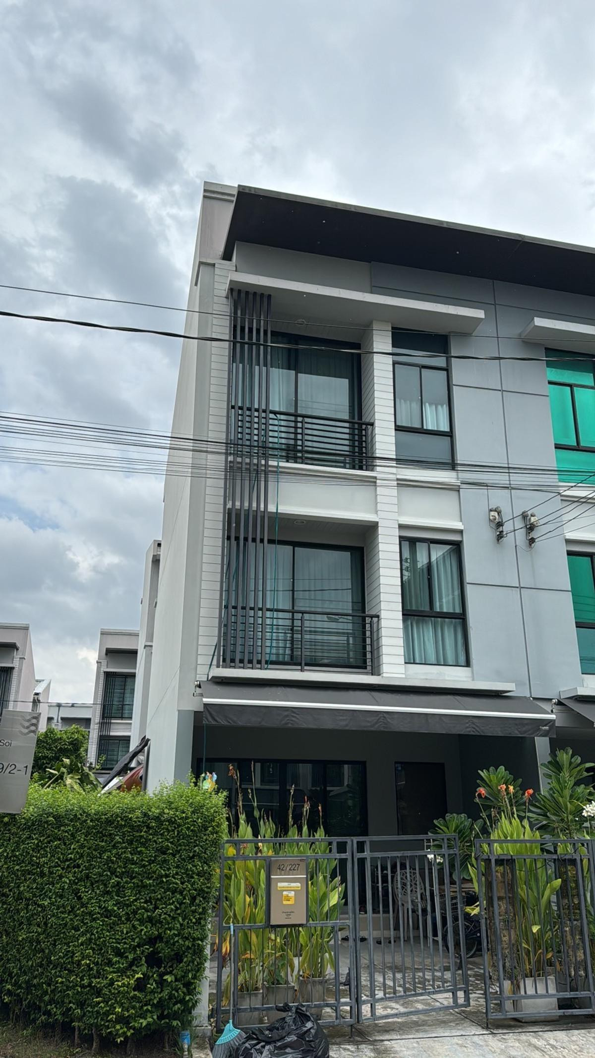 For RentTownhomeRattanathibet, Sanambinna : Townhouse for rent, corner plot, Baan Klang Muang Rattanathibet