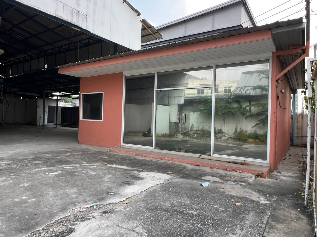 ที่ดินโชคชัย4 ลาดพร้าว71 : ให้เช่า/ขาย  โกดังพร้อมออฟฟิศ 103 ตร.ว.  พื้นที่นี้เป็นย่านที่ยอดนิยม  เดินทางเชื่อมต่อหลายถนนหลักได้สะดวก