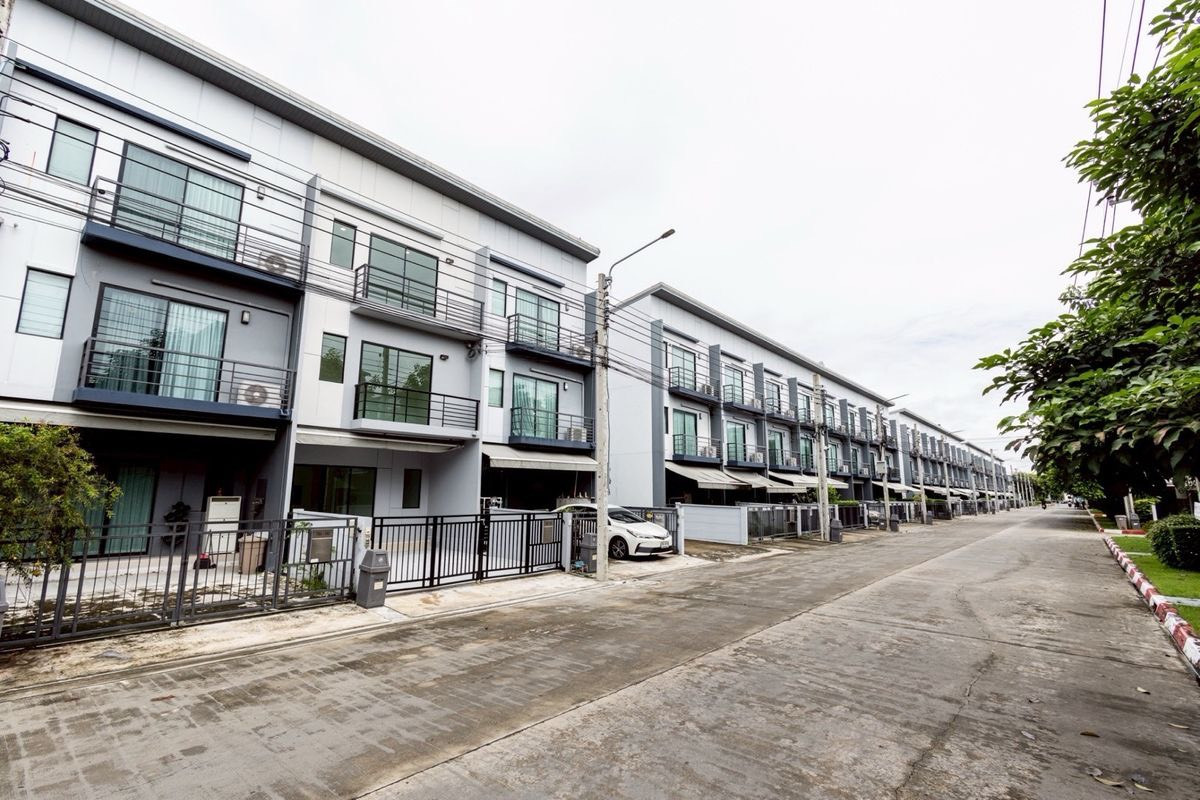 For SaleTownhomeLadkrabang, Suwannaphum Airport : Baan Klang Muang Rama 9 - On Nut / 3 Bedrooms (FOR SALE) FONT061