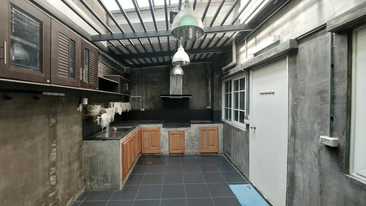 ทาวน์โฮมเกษตร นวมินทร์ ลาดปลาเค้า : ขาย/ให้เช่าทาวน์โฮม 3 ชั้น โกลเด้นทาวน์ ซ.นวมินทร์ 42  บึงกุ่ม 5 ห้องนอน 4 ห้องน้ำ ต่อเติมครบ คุ้มค่าทุกตารางนิ้ว