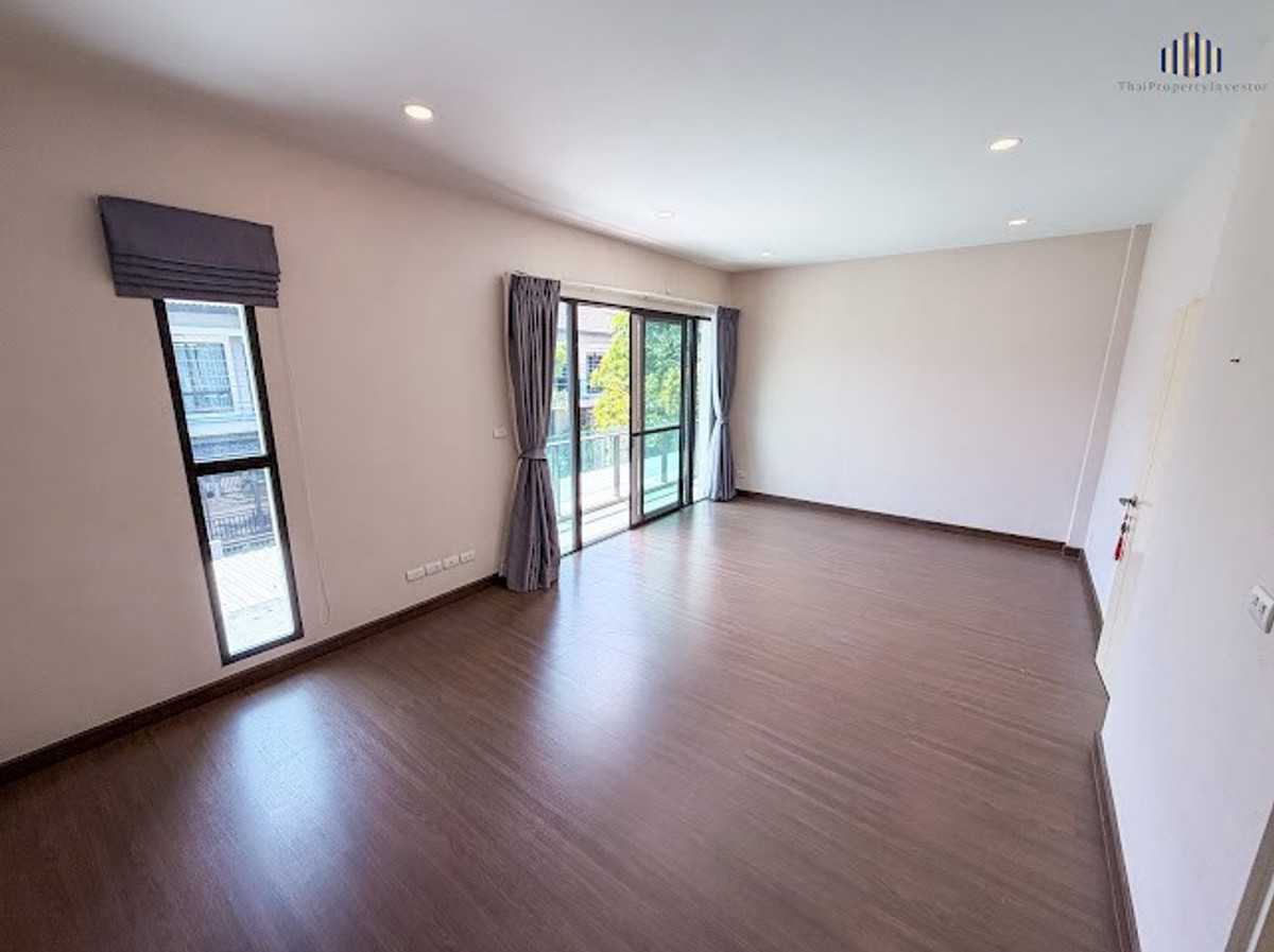 For SaleHousePattanakan, Srinakarin : Exceptional Value – A spacious family home with usable space for the whole family and a private backyard that does not face any neighbors. For sale: 2-storey detached house at The City Pattanakarn, a quality project by AP Thailand. Land size 66.5 sq.wah, 