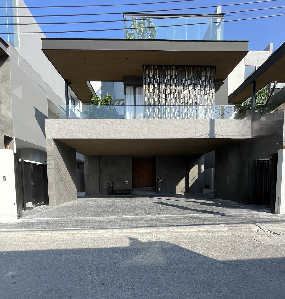 For SaleHouseChokchai 4, Ladprao 71, Ladprao 48, : Single house for sale, Super Luxury THIRRA Ladprao, Signature style, 575 sq m., with private swimming pool. Fully furnished with electrical appliances, close to MRT Phawana, only 700 m.