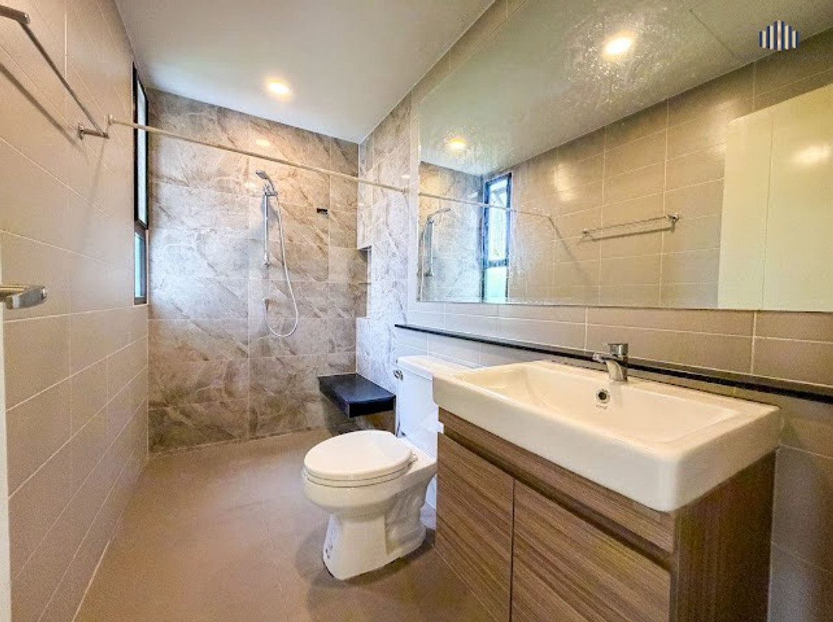 For SaleHousePattanakan, Srinakarin : Exceptional Value – A spacious family home with usable space for the whole family and a private backyard that does not face any neighbors. For sale: 2-storey detached house at The City Pattanakarn, a quality project by AP Thailand. Land size 66.5 sq.wah, 