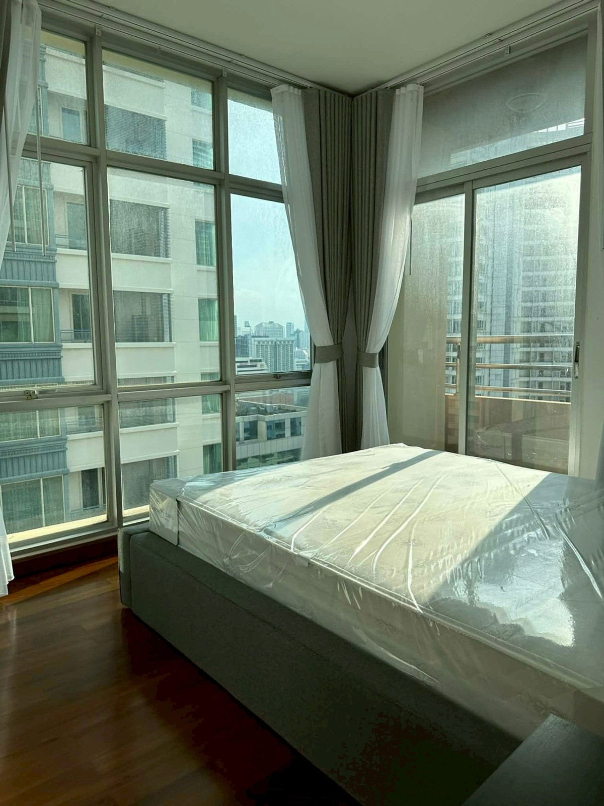 For RentCondoWitthayu, Chidlom, Langsuan, Ploenchit : Grand Langsuan ★ 150 sq.m., 27th floor (3 bedrooms, 2 bathrooms), ★ Near BTS Chidlom ★ Near Central Embassy, Central Chidlom ★ Numerous amenities ★ Fully furnished with appliances ★