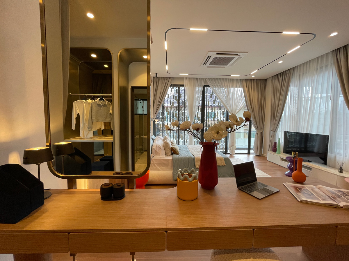 ขายบ้านโชคชัย4 ลาดพร้าว71 : ขายบ้านเดี่ยว Super Luxury THIRRA Ladprao แบบ Signature 575 ตร.ม. พร้อมสระว่ายน้ำส่วนตัว ตกแต่งครบพร้อมเครื่องใช้ไฟฟ้า ใกล้ MRT ภาวนา เพียง 700 ม.