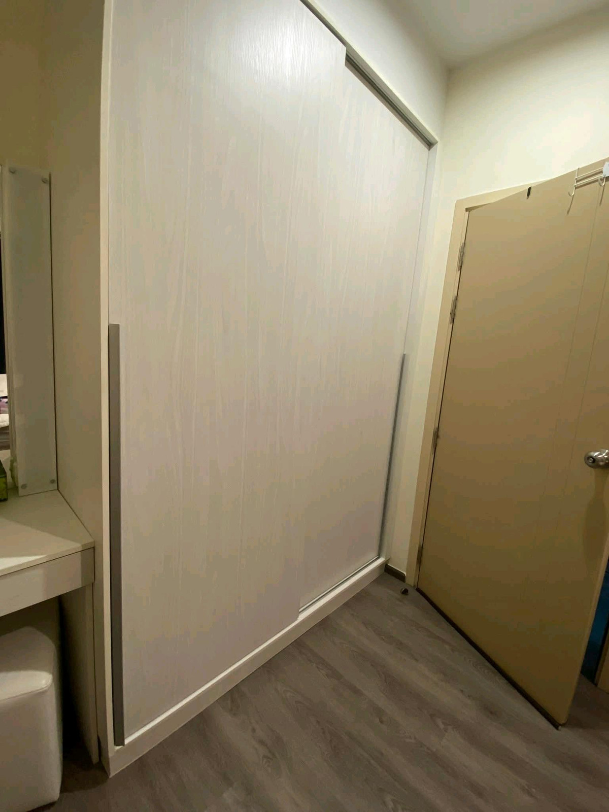 For RentCondoPattanakan, Srinakarin : Next to the Airport Rail Link + MRT + SRT Hua Mak, just a few minutes walk. Convenient location to travel