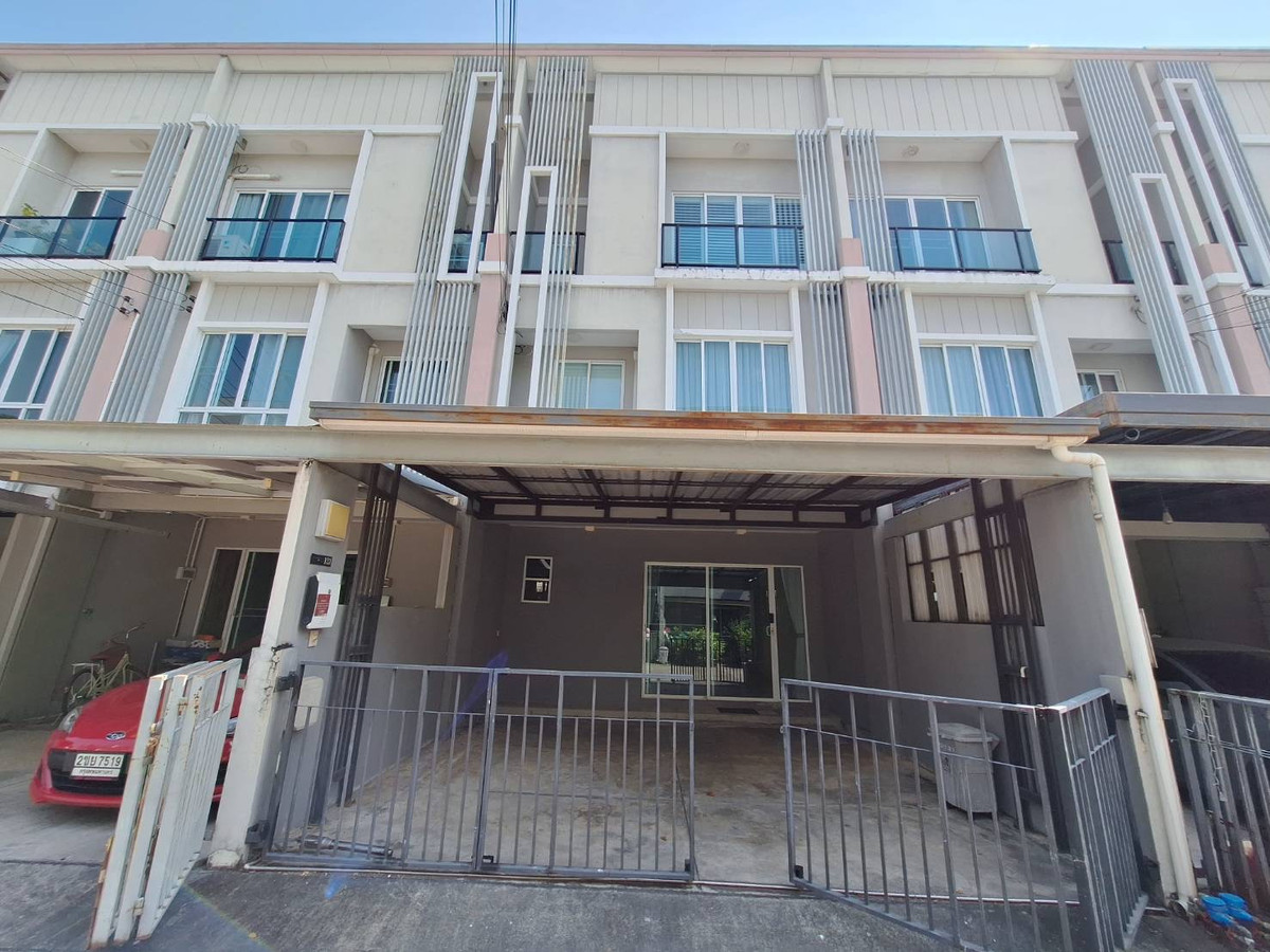 ทาวน์โฮมพัฒนาการ ศรีนครินทร์ : ขาย / ให้เช่า ทาวน์โฮม 3 ชั้น โครงการ Patio Pattanakarn 38