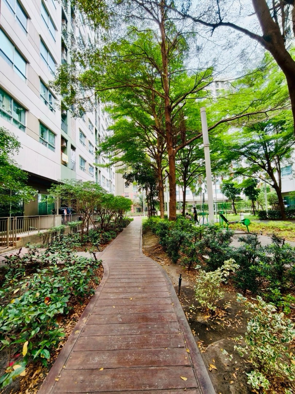 ขายคอนโดนวมินทร์ รามอินทรา : ขาย/เช่าด่วน! คอนโดลุมพินี พาร์ค นวมินทร์-ศรีบูรพา 
ซ.นวมินทร์36-38 คลองกุ่ม, บึงกุ่ม T. 081-834-1501 (ตี๋)