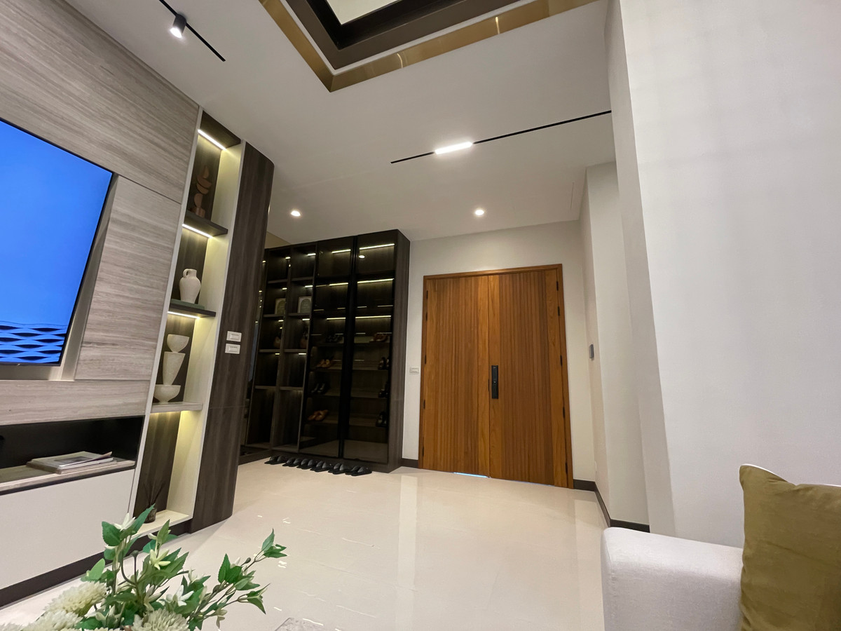 ขายบ้านโชคชัย4 ลาดพร้าว71 : ขายบ้านเดี่ยว Super Luxury THIRRA Ladprao แบบ Signature 575 ตร.ม. พร้อมสระว่ายน้ำส่วนตัว ตกแต่งครบพร้อมเครื่องใช้ไฟฟ้า ใกล้ MRT ภาวนา เพียง 700 ม.