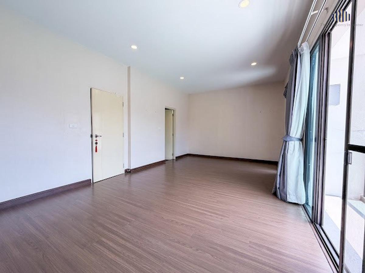 For SaleHousePattanakan, Srinakarin : Exceptional Value – A spacious family home with usable space for the whole family and a private backyard that does not face any neighbors. For sale: 2-storey detached house at The City Pattanakarn, a quality project by AP Thailand. Land size 66.5 sq.wah, 