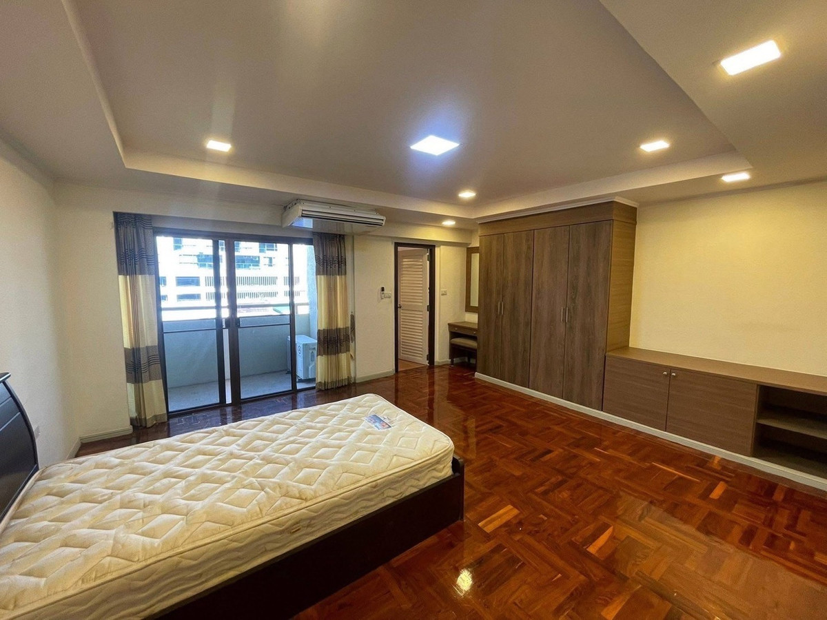 For RentCondoSukhumvit, Asoke, Thonglor : For rent D.H. Grand Tower Sukhumvit 39, 4th floor, 280 sq m, 3 bedrooms, 4 bathrooms, condo near BTS and department stores. Complete electrical appliances and furniture Ready to move in, price 75,000 baht, pets allowed.