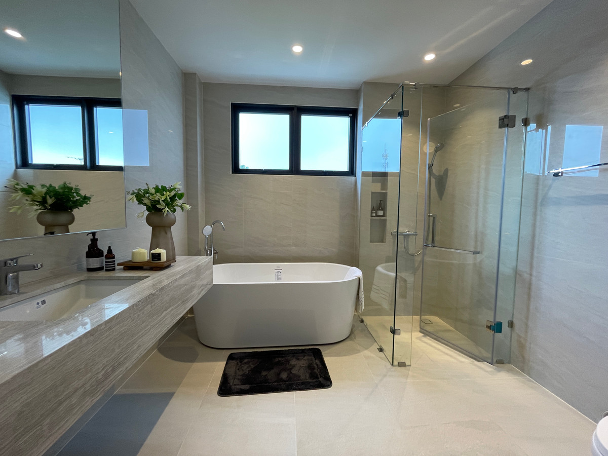 ขายบ้านโชคชัย4 ลาดพร้าว71 : ขายบ้านเดี่ยว Super Luxury THIRRA Ladprao แบบ Signature 575 ตร.ม. พร้อมสระว่ายน้ำส่วนตัว ตกแต่งครบพร้อมเครื่องใช้ไฟฟ้า ใกล้ MRT ภาวนา เพียง 700 ม.