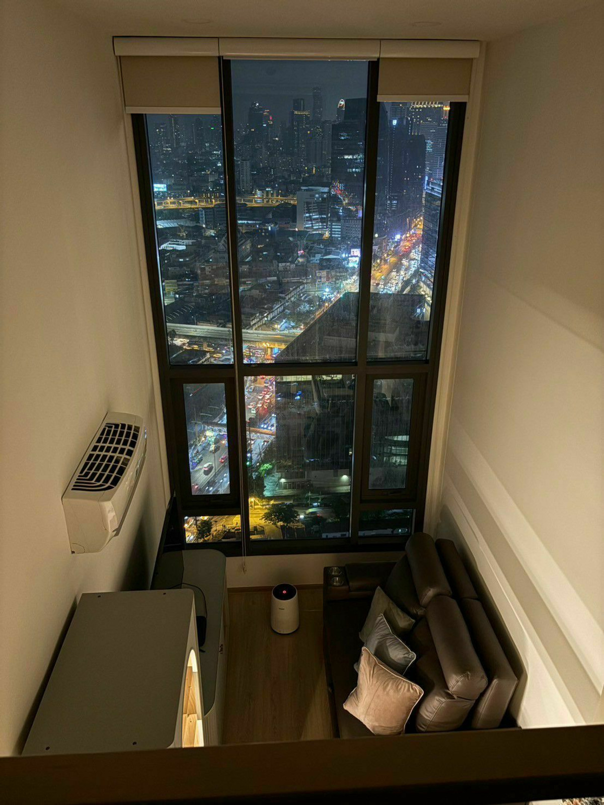 For RentCondoKhlongtoei, Kluaynamthai : Condo for rent Life Rama 4 - Asoke, Vertiplex room, near MRT Queen Sirikit Center.