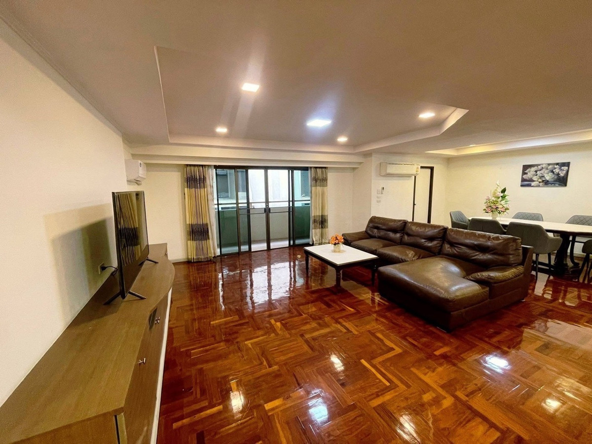 For RentCondoSukhumvit, Asoke, Thonglor : For rent D.H. Grand Tower Sukhumvit 39, 4th floor, 280 sq m, 3 bedrooms, 4 bathrooms, condo near BTS and department stores. Complete electrical appliances and furniture Ready to move in, price 75,000 baht, pets allowed.